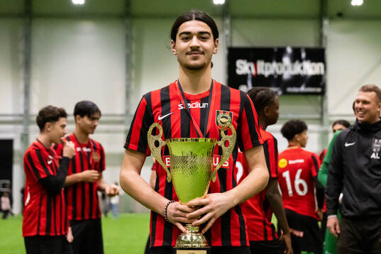 Brommapojkarnas spelare poserar med pokalen