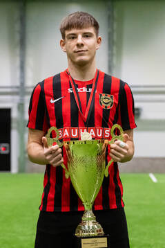 Brommapojkarnas spelare poserar med pokalen