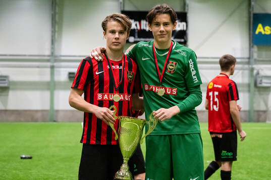 Brommapojkarnas spelare poserar med pokalen