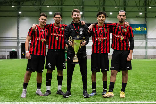 Brommapojkarnas spelare poserar med pokalen