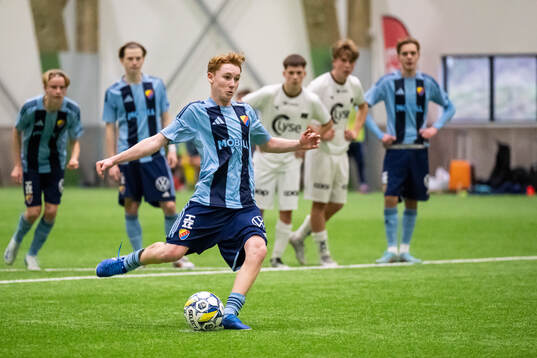 Djurgårdens Ludwig Ennart skjuter straff