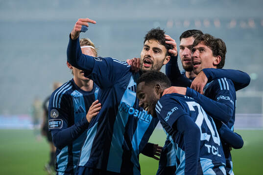 Djurgårdens Deniz Hummet gör 2-0 och jublar med Gustav Wikheim