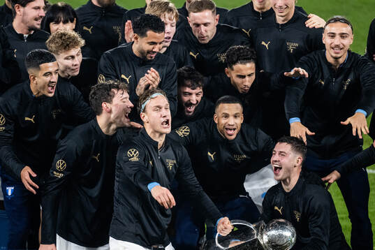 Malmö FFs Erik Botheim, Martin Olsson och Lasse Berg Johnsen jublar med Lennart Johanssons pokal