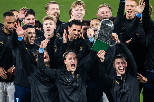 Malmö FFs Erik Botheim och Lasse Berg Johnsen jublar med Lennart Johanssons pokal