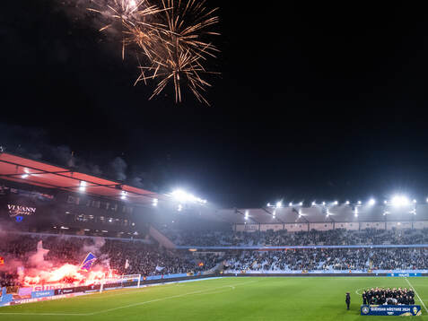 Malmö FFs spelare jublar med Lennart Johanssons pokal