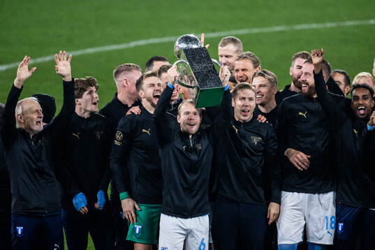 Malmö FFs Oscar Lewicki och Anton Tinnerholm jublar med Lennart Johanssons pokal