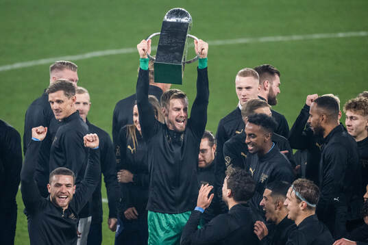 Malmö FFs målvakt Ricardo Friedrich jublar med Lennart Johanssons pokal