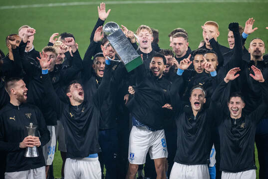 Malmö FFs Colin Rösler och Sergio Pena jublar med Lennart Johanssons pokal