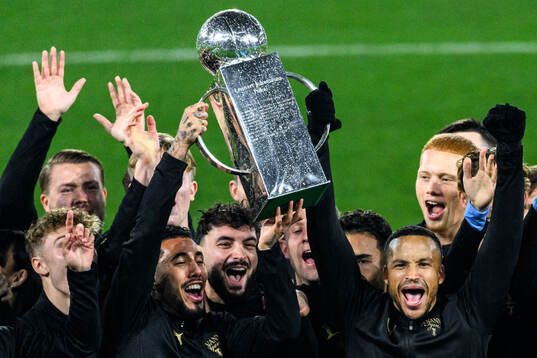 Malmö FFs Sergio Pena och Martin Olsson jublar med  Lennart Johanssons pokal