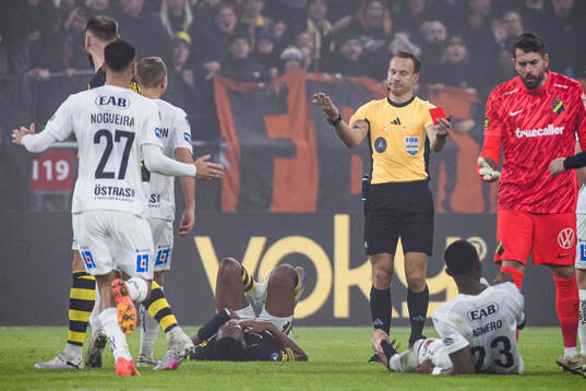 Halmstads Gabriel Wallentin får rött kort från domare Kristoffer Karlsson