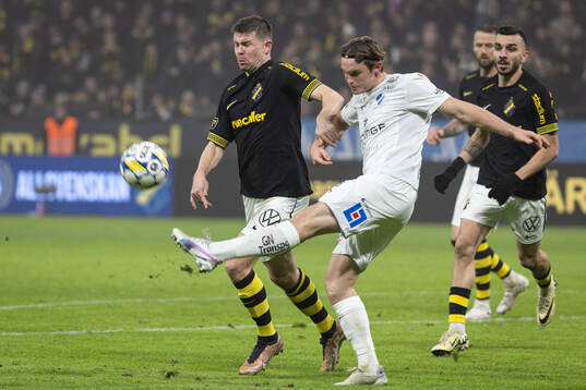 AIKs Mads Døhr Thychosen och Halmstads Jonathan Svedberg