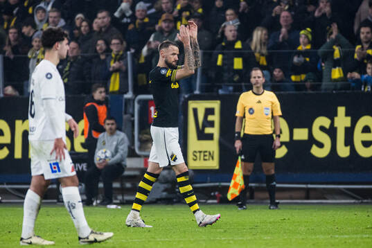 AIKs Alexander Milosevic tackar publiken när han byts ut
