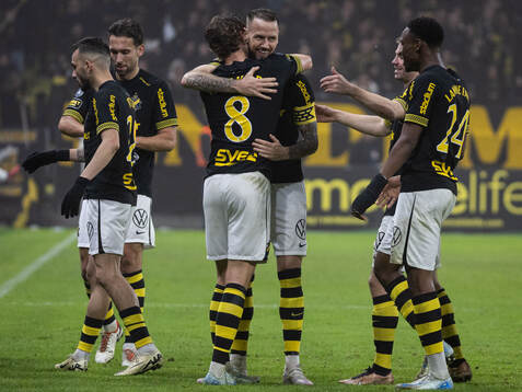 AIKs Onni Valakari jublar med Alexander Milosevic  efter 2-1