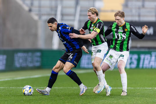 Sirius Yousef Salech i kamp med GAIS August Wängberg och Filip Beckman