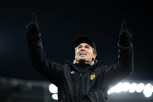 GAIS tränare Fredrik Holmberg sjunger och jublar framför klacken