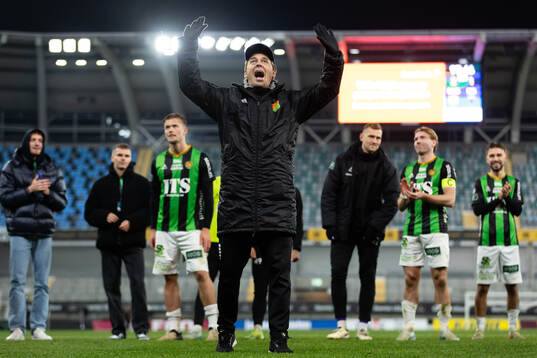 GAIS tränare Fredrik Holmberg sjunger och jublar framför klacken