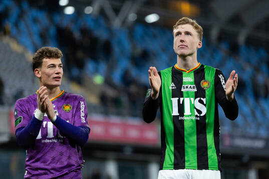 GAIS målvakt Kees Sims och Filip Beckman jublar framför klacken