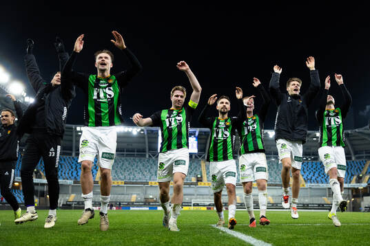 GAIS spelare jublar framför klacken