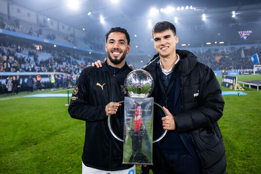 Malmö FFs Sergio Pena jublar med Lennart Johanssons pokal