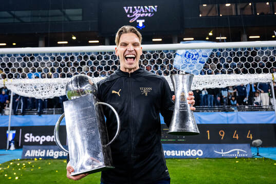 Malmö FFs Jens Stryger Larsen jublar med Lennart Johanssons pokal