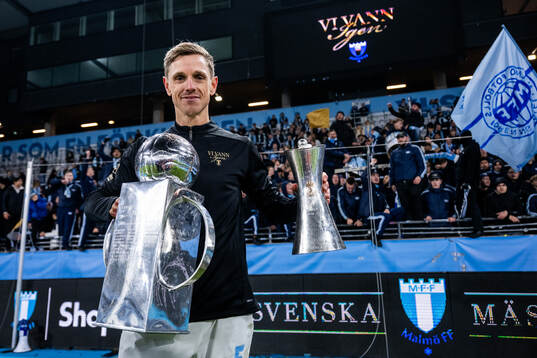 Malmö FFs Søren Rieks jublar med Lennart Johanssons pokal