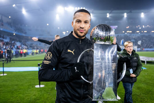 Malmö FFs Martin Olsson jublar med Lennart Johanssons pokal