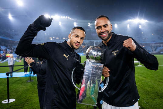 Malmö FFs Martin Olsson och Isaac Kiese Thelin jublar med Lennart Johanssons pokal