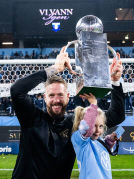 Malmö FFs Pontus Jansson jublar med Lennart Johanssons pokal