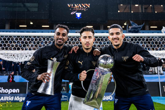 Malmö FFs Taha Ali, Adrian Skogmar och Zakaria Loukili jublar med Lennart Johanssons pokal