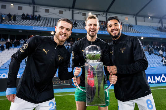 Malmö FFs Gabriel Busanello, målvakt Ricardo Friedrich och Sergio Pena jublar med Lennart Johanssons pokal