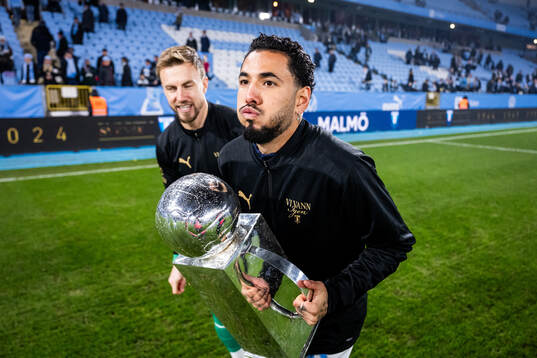 Malmö FFs Sergio Pena jublar med Lennart Johanssons pokal