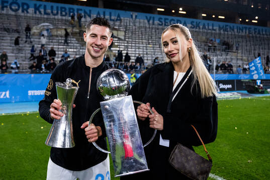 Malmö FFs Lasse Berg Johnsen jublar med Lennart Johanssons pokal
