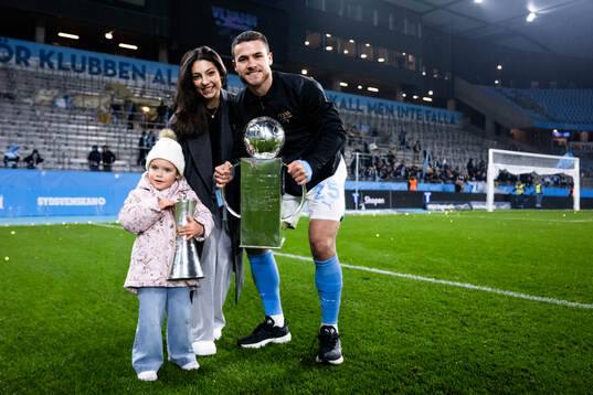 Malmö FFs Gabriel Busanello med familj jublar med Lennart Johanssons pokal