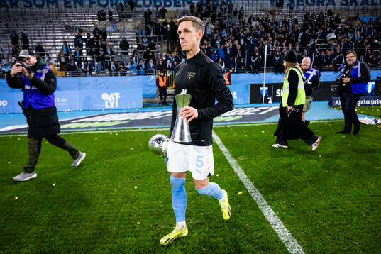 Malmö FFs Søren Rieks jublar med Lennart Johanssons pokal