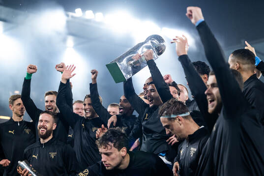 Malmö FFs Zakaria Loukili jublar med Lennart Johanssons pokal