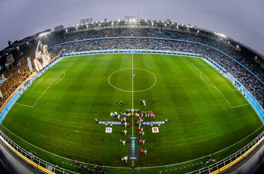 Spelarna gör entré på Eleda Stadion