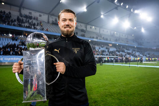 Malmö FFs assisterande tränare Theodor Olsson med Lennart Johanssons pokal