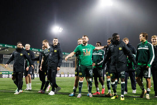 Hammarbys Mads Fenger Nielsen jublar med lagkamrater