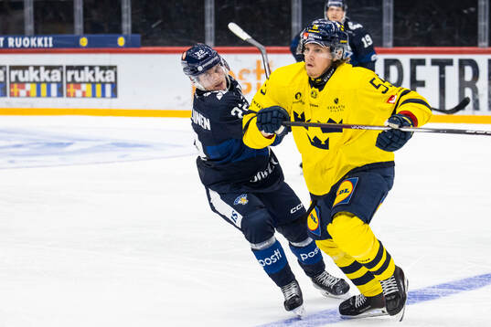 Bla gjennom flere bilder av Ice Hockey, Karjala Tournament, Finland - Sweden