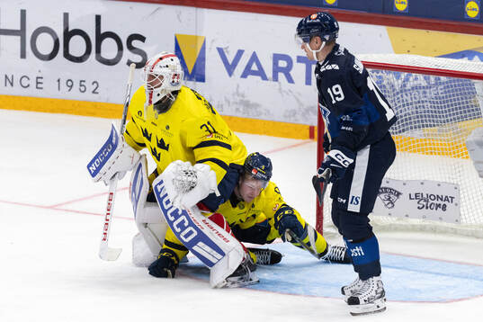 Goalkeeper Jacob Johansson and Victor Söderström of
