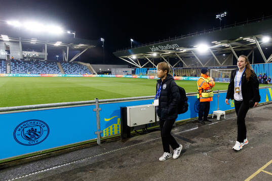 Suzu Amano and goalkeeper Anna Tamminen of Hammarby arrive