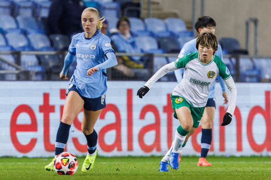 Laura Brown of Manchester City and Asato Miyagawa of Hammarby
