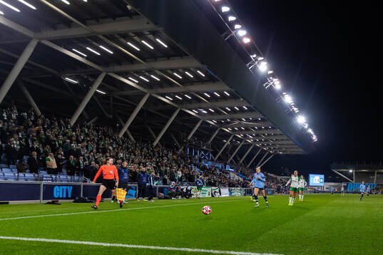 Jill Roord of Manchester City and Cathinka Tandberg of