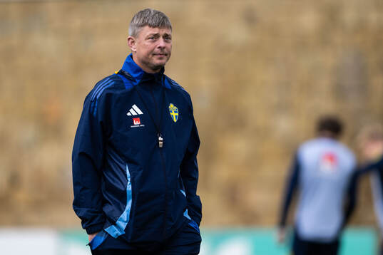 Head coach Jon Dahl Tomasson of the Swedish men's football national team at a training session
