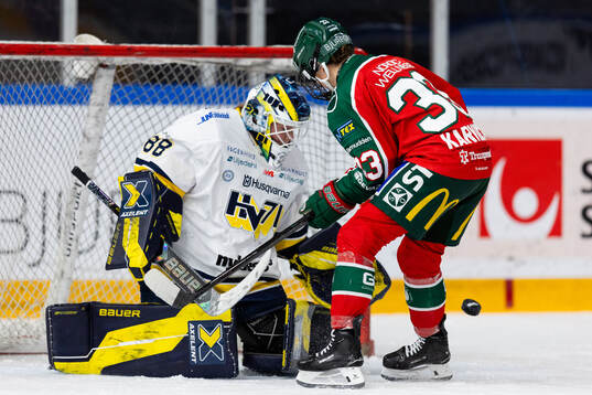 HV71s målvakt Lina Van Noort räddar ett avslut från