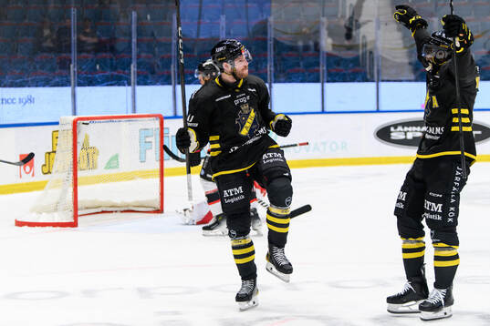 AIKs Lukas Zetterberg och Daniel Muzito Bagenda jublar