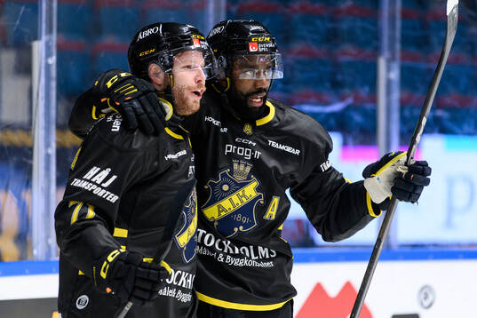AIKs Lukas Zetterberg och Daniel Muzito Bagenda jublar