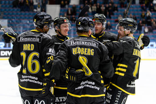 AIKs Tom Hedberg jublar med lagkamrater