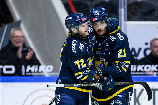 Södertäljes Nicolai Meyer och Nolan Stevens jublar