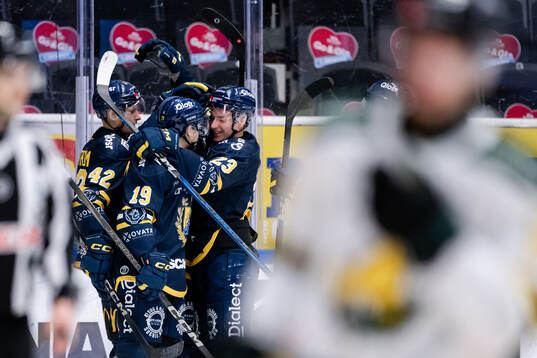 Södertäljes spelare jublar med Miikka Pitkänen